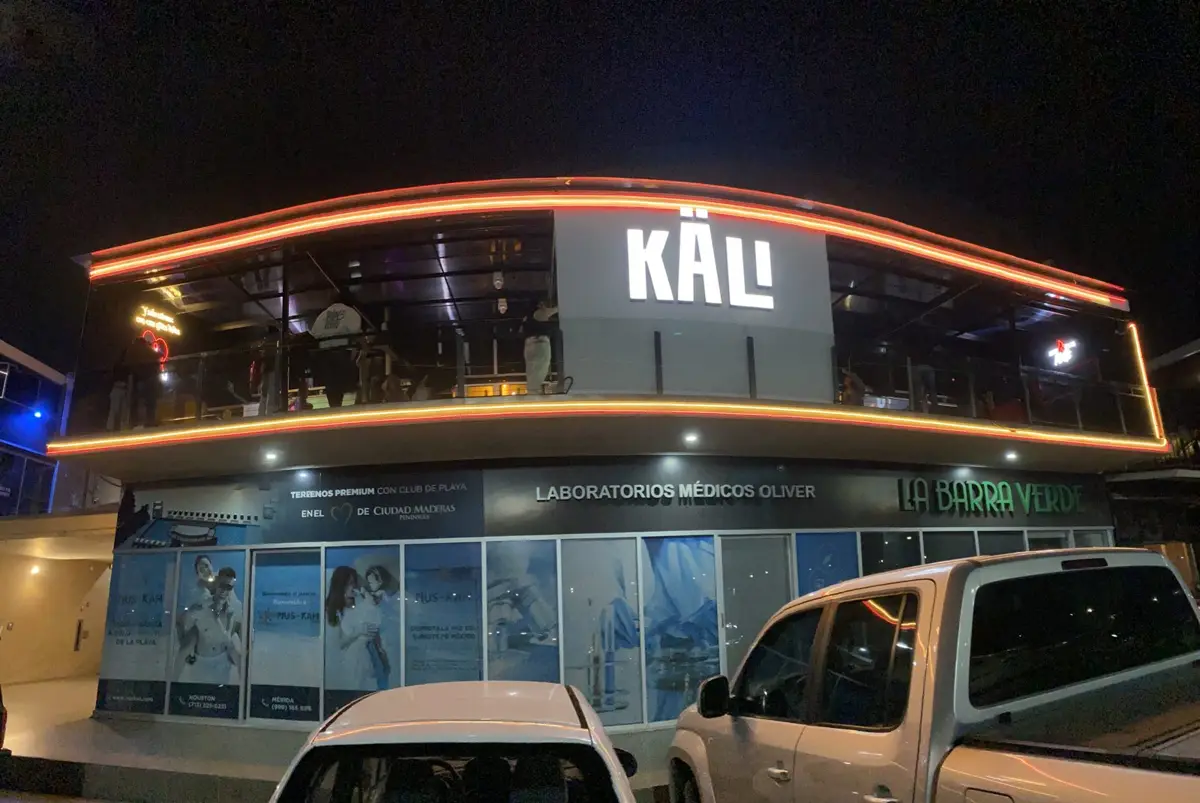 Fachada luminosa para Kali