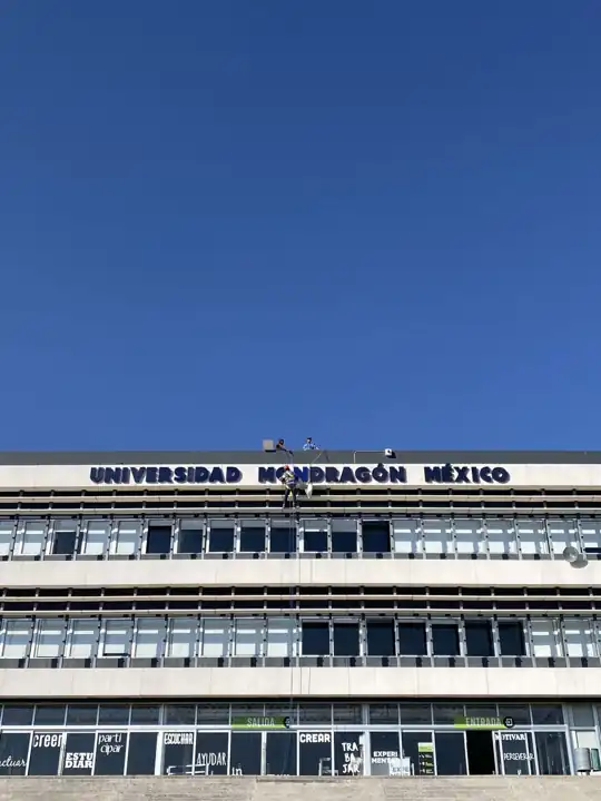 Letras en azotea para Universidad Mondragón