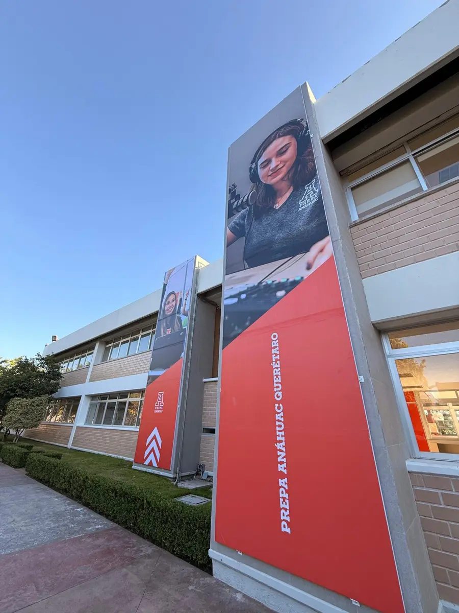 Lonas instaladas en fachada de Prepa Anáhuac