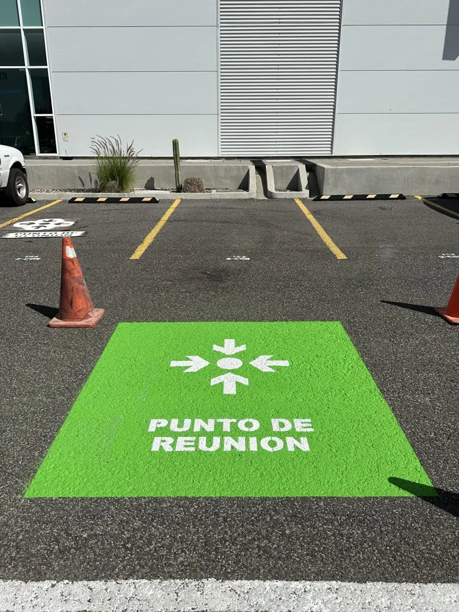 Señalización de piso: punto de reunión en parque industrial